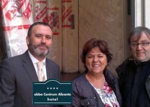 En la foto, de izquierda a derecha: Julián Llorca, Director del Hotel; María José Solbes, Presidenta de Despensa Solidaria, y José Manuel Dapena, voluntario e impulsor de la donación.