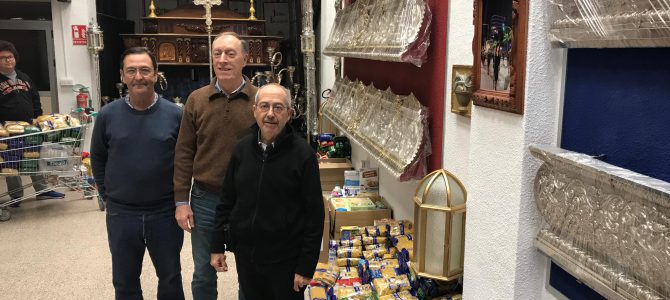 Donación de alimentos de la Hermanad de la Santa Cena