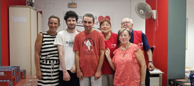 Reparto de alimentos con la colaboración de voluntarios del Centro San Rafael