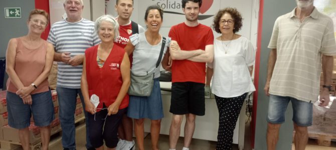 Reparto de alimentos con la colaboración de voluntarios del Centro San Rafael